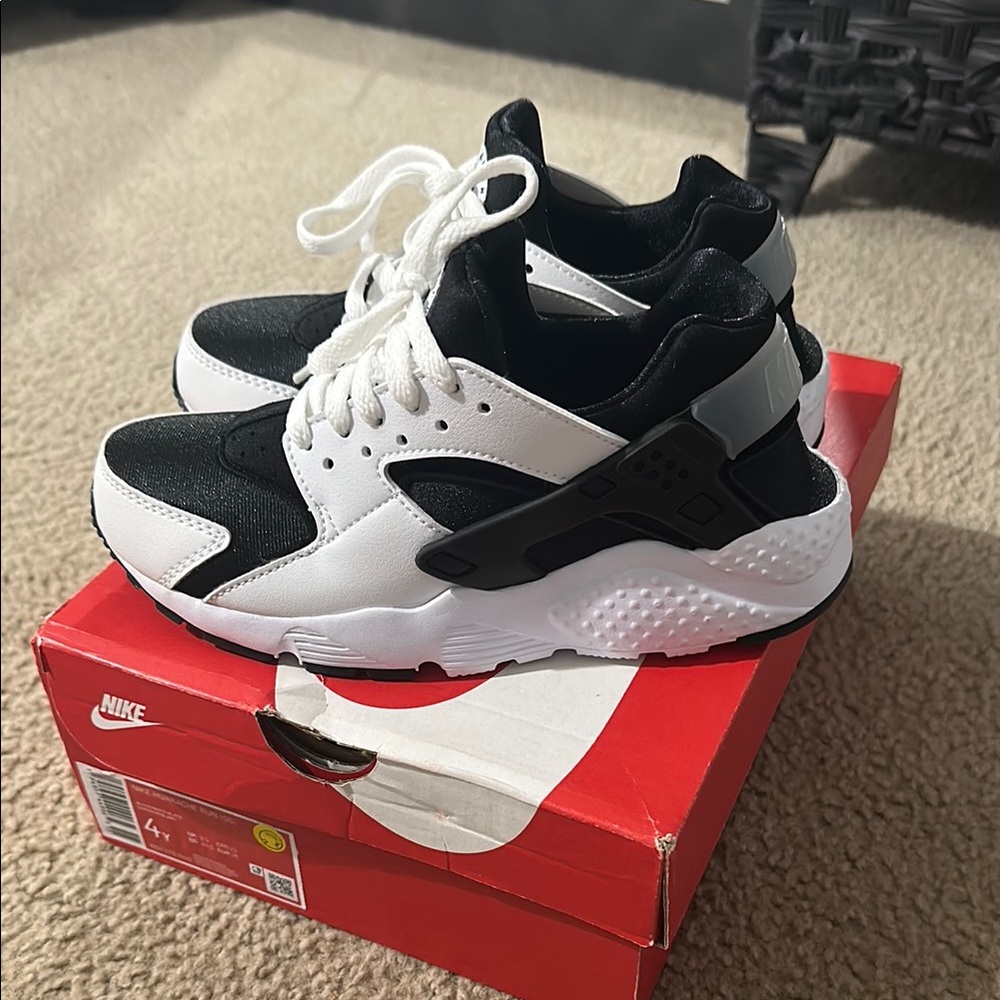 Nike Black and White Huarache Shoes Sneakers Youth 4 Brand New w Box